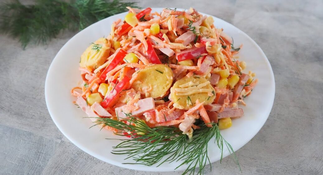 Таке не соромно поставити на новорічний стіл: рецепт незвичайного, але дуже смачного салату з червоною рибою 