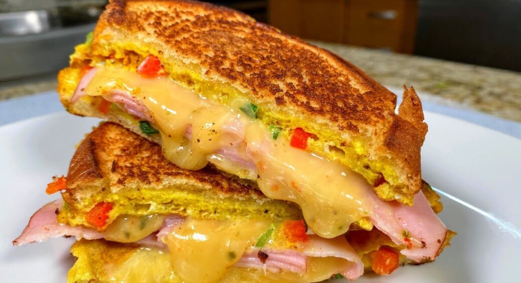 Гарячі бутерброди з начинкою на сніданок за 10 хвилин: простий рецепт, який можна готувати під час дієти 