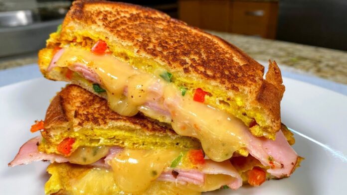 Гарячі бутерброди з начинкою на сніданок за 10 хвилин