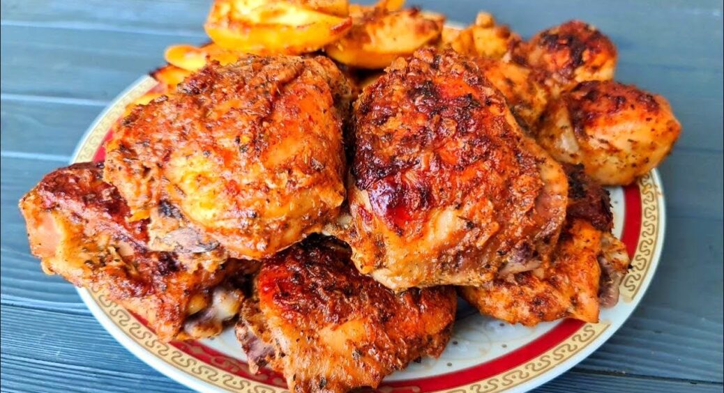 Як смачно посмажити курку на сковороді: мʼясо за цим рецептом виходить неймовірно соковитим 
