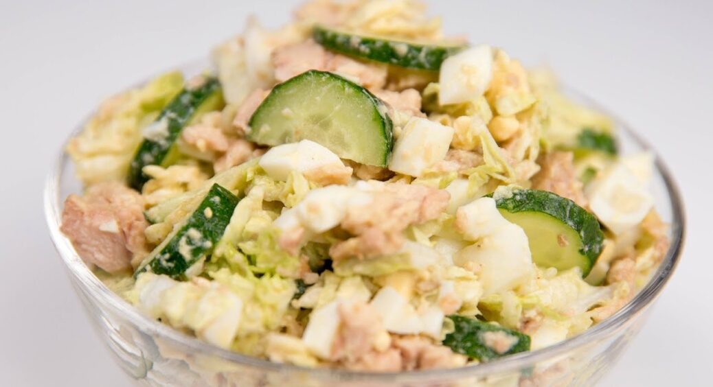 Неймовірний салат усього з п’яти інгредієнтів. Кулінарна експертка розповіла, що треба додавати останнім 