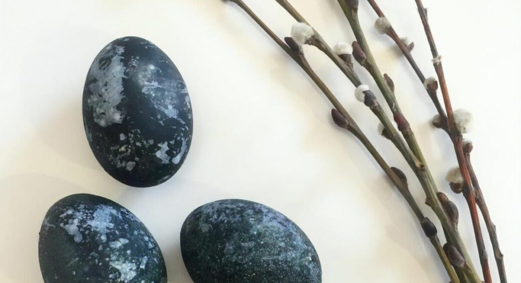 Блакитні, фіолетові і чорні. Старовинний метод фарбування крашанок без хімії на Великдень 2025 