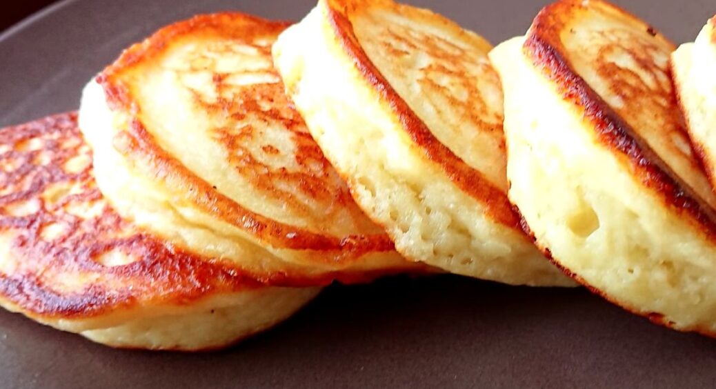 Як приготувати пишні оладки на кефірі: тісто буде як пух за цим рецептом. Ідеальний сніданок на кожен ранок 