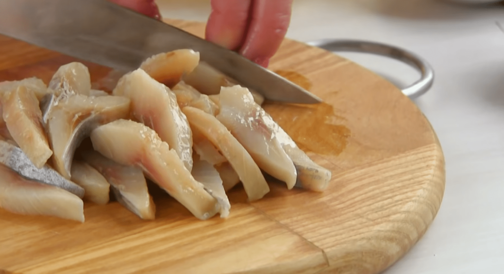 З хребтом дістається 95% всіх кісток: як почистити оселедець – не будете “плюватися” кісточками 