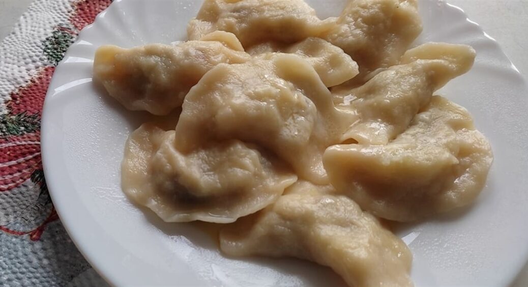 Однієї порції точно буде мало: рецепт найсмачніших у вашому житті вареників, які роблять із сирою картоплею 