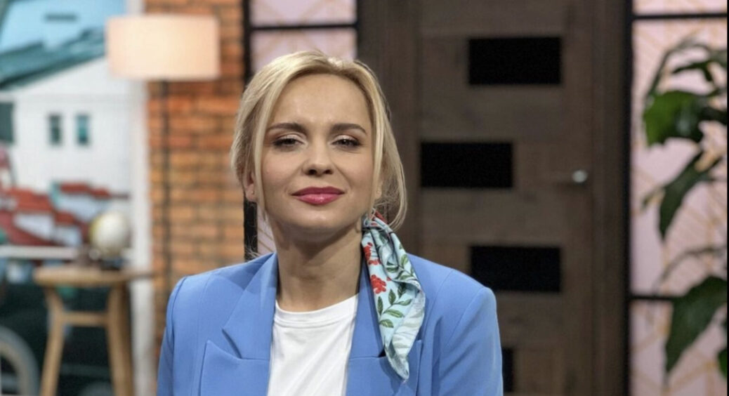 Швидко повернулася у форму: Ребрик у вузьких джинсах з’явилася на роботі. Минуло кілька тижнів після пологів 