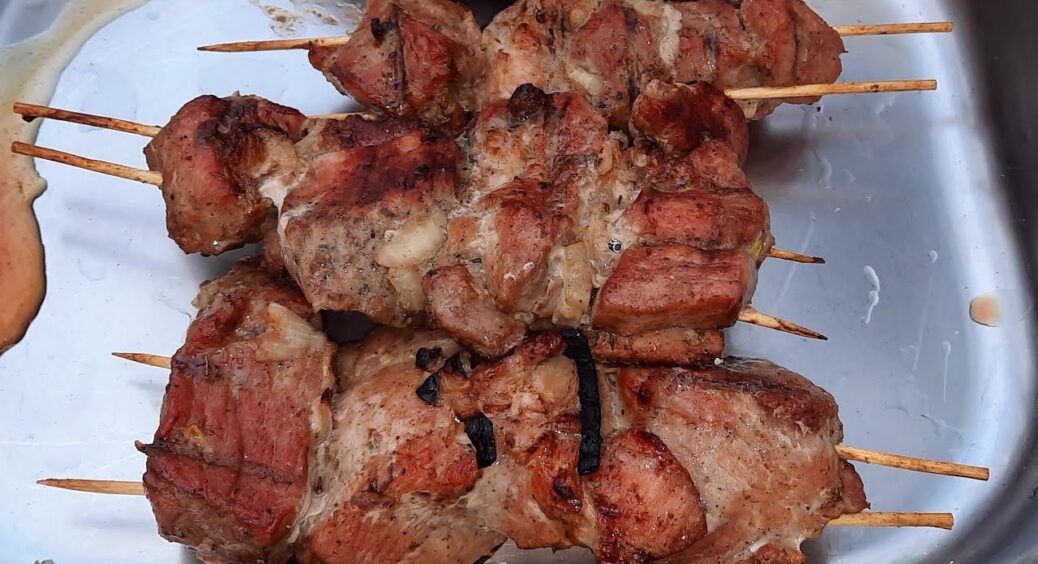 Додайте це до маринаду, і шашлик вийде дуже ніжним. Рецепт головної страви на природі із п’яти інгредієнтів 