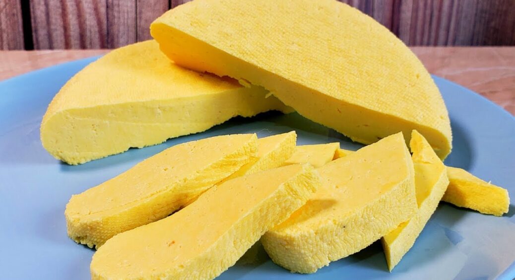 Як приготувати твердий сир за декілька хвилин: найпростіший рецепт сиру, який в рази смачніший за магазинний 