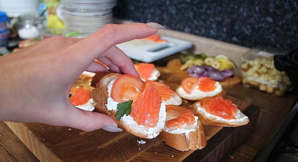 Засолюю шикарну червону рибку 31 грудня до новорічного столу: готово всього за 12 годин 