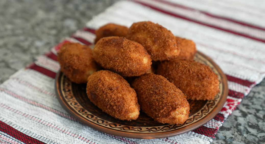 Приготуйте це і забудьте про звичайні котлети: рецепт волинських мазуриків з фаршу, сиру і часнику 