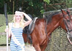 полякова на коні 