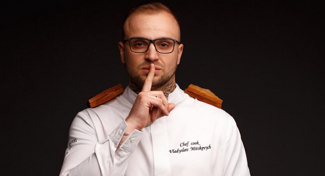 Розлучений Влад Міцкевич показав, як відпочиває з новою дівчиною: купається у чані і насолоджується краєвидами 