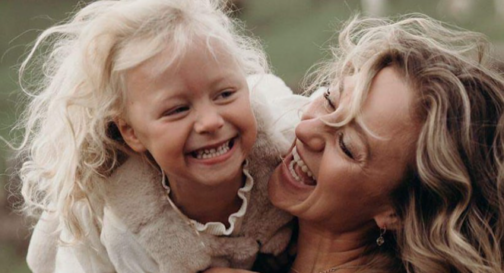 Подруга Ектора Оля Мартиновська показала, в образі кого Віруня йде до школи: “Мадмуазель” (ФОТО) 