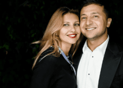 Володимир Зеленський з дружиною та дитиною на руках щасливі позують на фото 