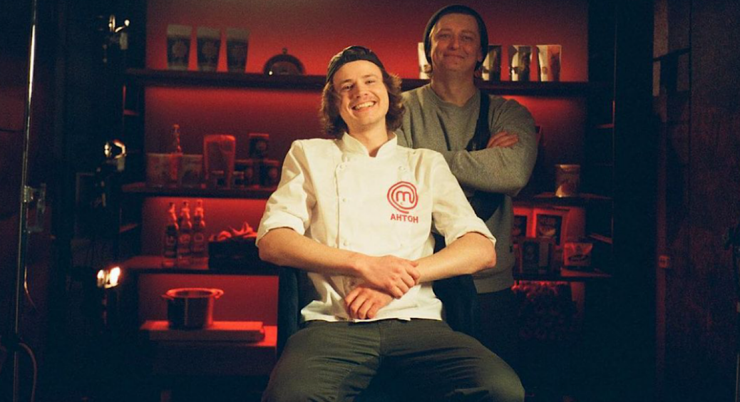 Фіналіст “МастерШеф. Професіонали-4” Антон Гільчук кардинально змінив імідж: обрізав волосся і зняв капелюх 