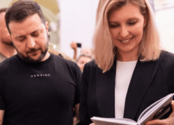 Володимир і Олена обирають книжки 