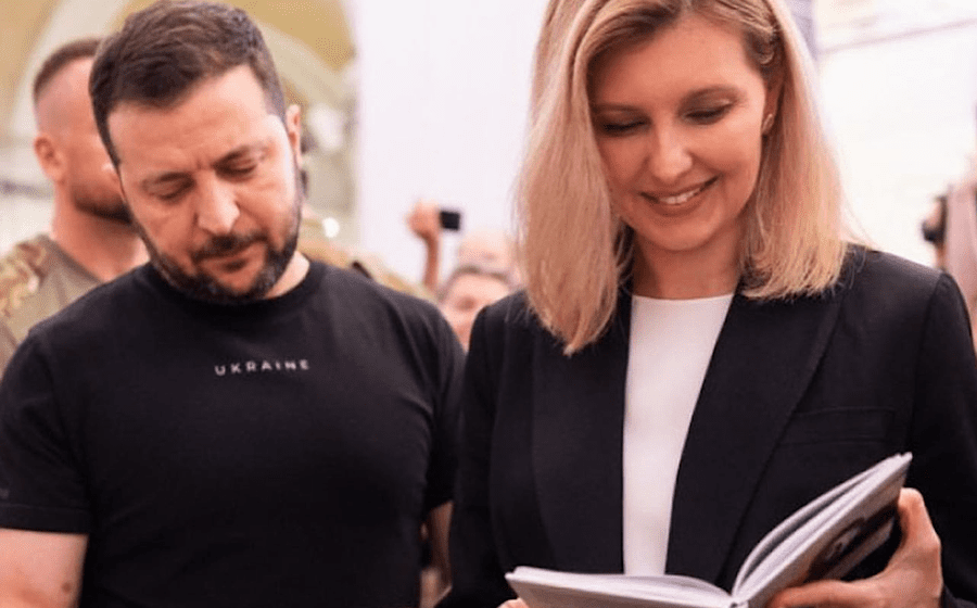 Володимир і Олена обирають книжки 