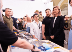 Президентське подружжя у мистецькому арсеналі 