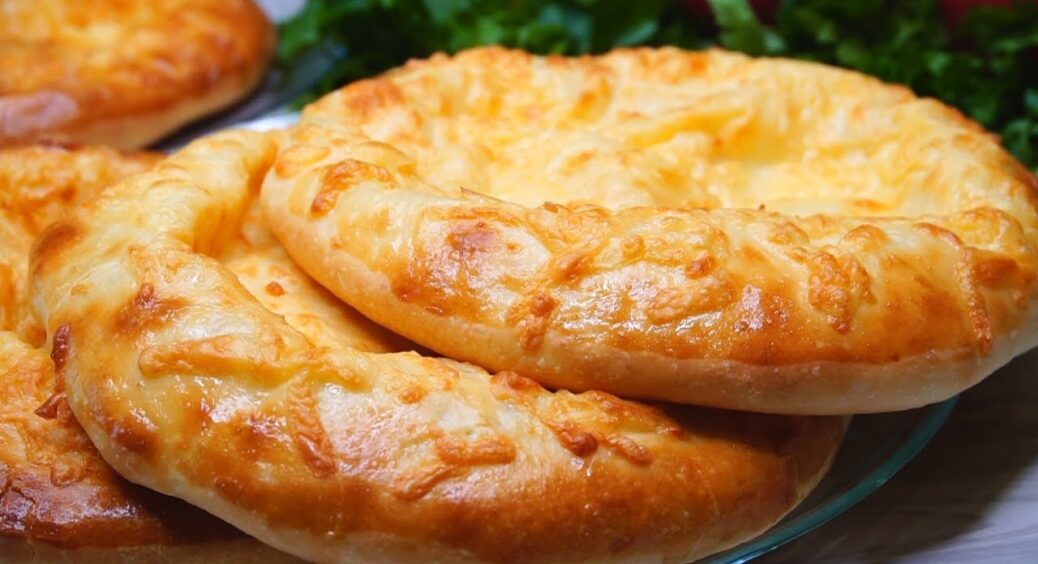 Як приготувати оладки, щоб були смачніші за хачапурі: пишне та легке тісто з ніжною сирною начинкою 