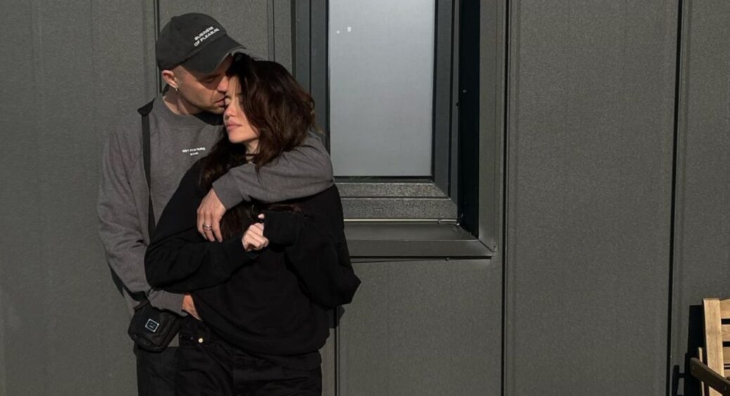 Коханий Дорофєєвої Міша Кацурін показав літню бабусю – бере приклад з Наді та “запалює” танцями в автомобілі 