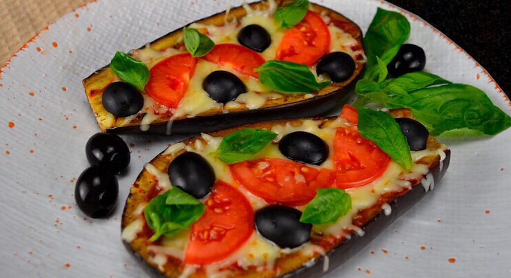Корисна піца без тіста всього за 15 хвилин: беру баклажани і роблю з них корж. Смак не залишить вас байдужим 