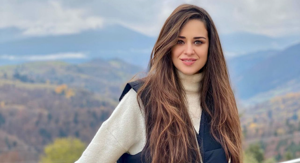 Колишня дружина Дзідзьо Славія обирає величезний та новенький джип в автосалоні: “За Ренджиком” 