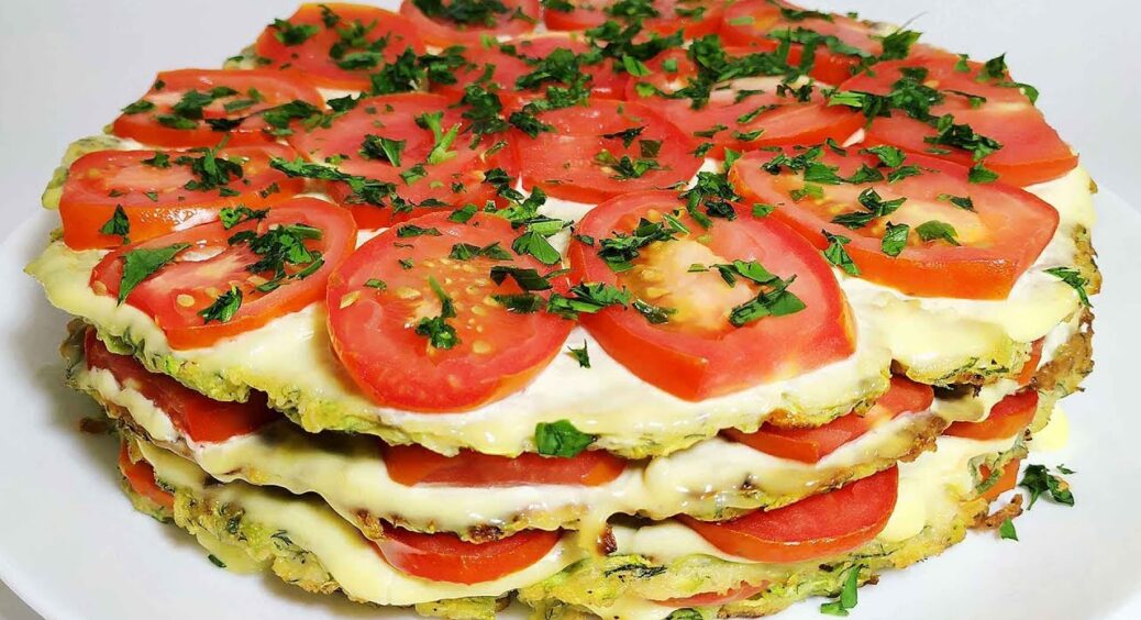 З соусом та помідорною начинкою: рецепт неймовірного кабачкового торта — дуже ситний і легко готується 