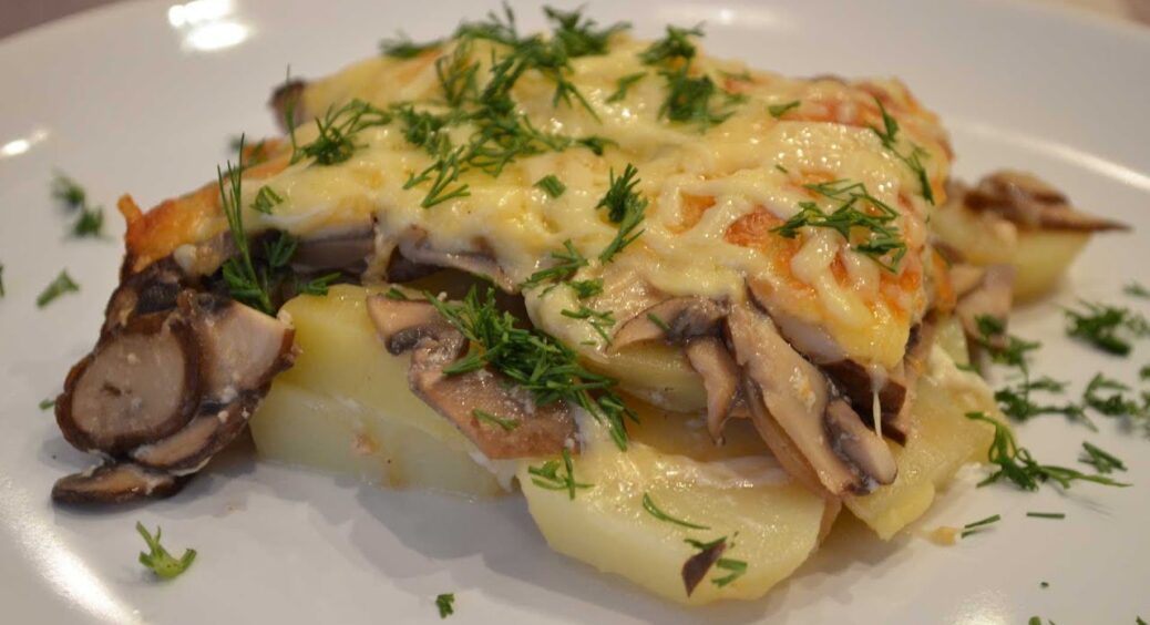 Запечену картоплю за цим рецептом розхватають гарячою ще в духовці: підходить на свято і на кожен день 