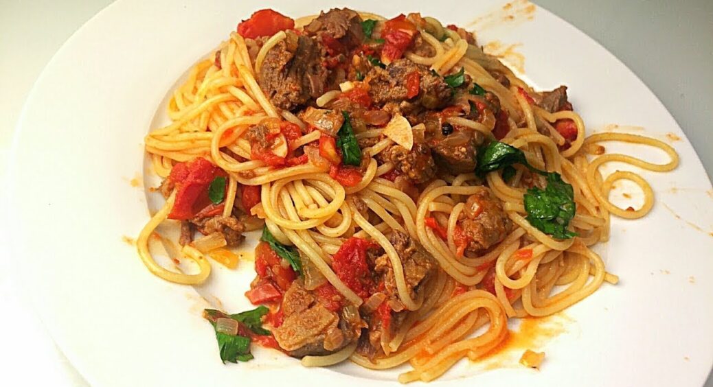 Неймовірно корисно та дуже бюджетно: смачна вечеря на всю сім’ю, яку домашні з’їдять разом з тарілкою 