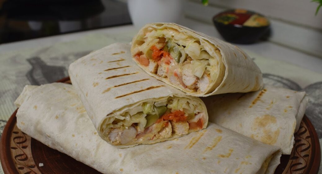 Ідеальний перекус за лічені хвилини: готуємо бюджетну шаурму вдома з продуктів, які завжди є під рукою 