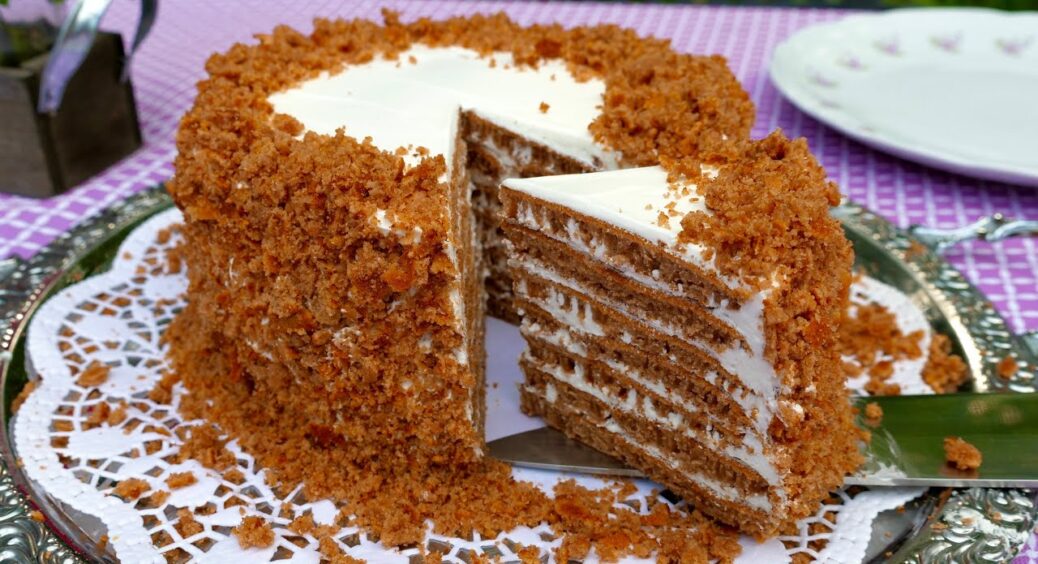 Фантастично смачний та ніжний торт на сковороді за лічені хвилини: без міксеру, духовки і спеціальних форм 