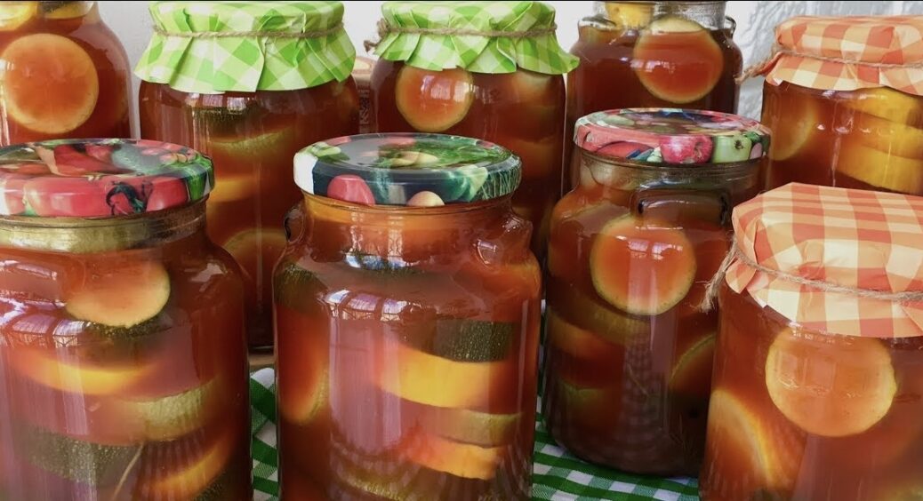 Справжній кулінарний шедевр: рецепт консервованих кабачків з вишнею, які ви будете закатувати знову і знову 