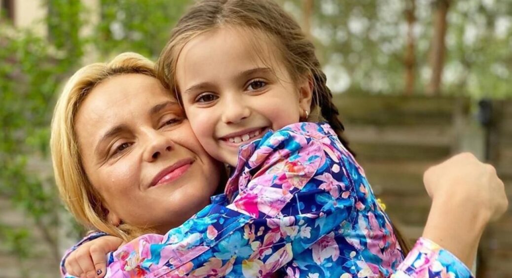 “Хіба це можна витримати?”: Ребрик показала “розмальоване” обличчя 10-річної Діани – доця йде маминими стопами 