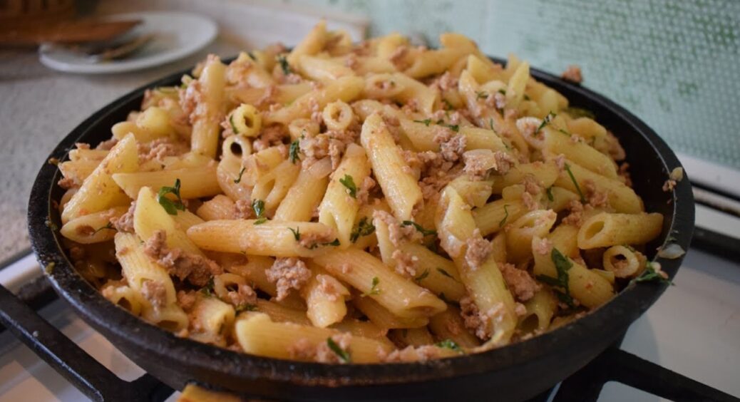 Макарони, які мама не готувала: рецепт звичайної страви з м’ясом та ресторанною подачею – все по-флотськи 