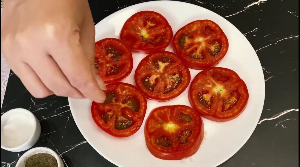 Рецепт смачної літньої закуски з помідорами та сиром