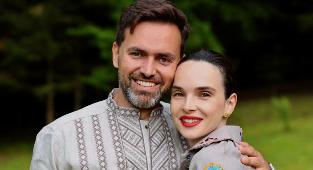 Без світла: дружина Тімура Мірошниченка показала, як сьогодні з її волосся змивали фарбу 