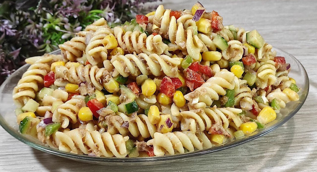 Такої смакоти ви точно не куштували: теплий салат з макаронами і консервованим тунцем для швидкої вечері 