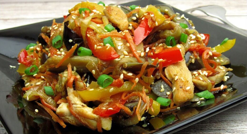 Легкий теплий салат з курятини, томатів і кабачка: за такий рецепт вас точно полюбить свекруха 