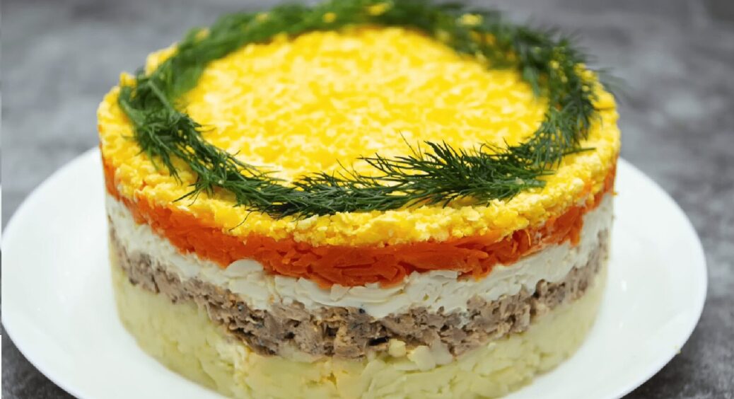 Неймовірний святковий салат “Мімоза” з яблуком та сиром: дуже легко робиться, а смакує майже всім 