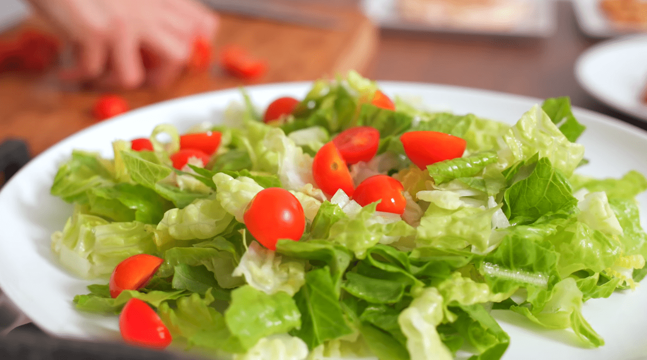 Рецепт приготування салату з беконом та куркою
