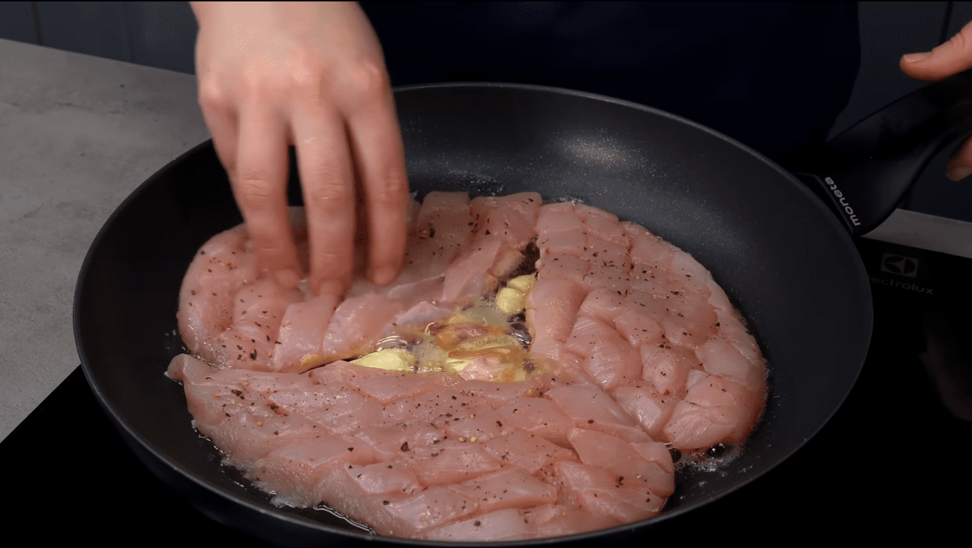 Рецепт приготування курячого філе в соусі на пательні