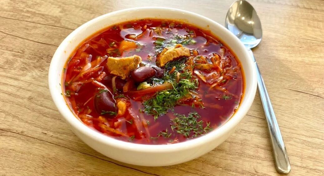 Страва, що замінить борщ: рецепт ситного супу з мисливськими ковбасками та квасолею – гурманам смакує 