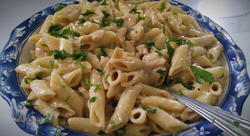 З підливою за цим рецептом близькі з’їдять вдома всі макарони: як зробити звичайну вечерю незабутньою? 