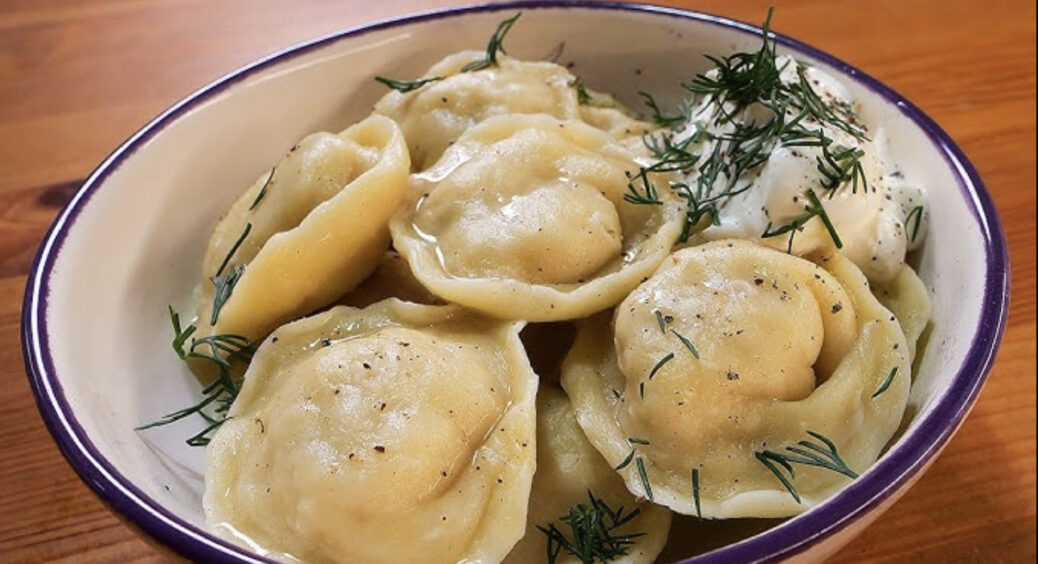 Що додають справжні професіонали у фарш – ваші пельмені зметуть зі столу за хвилину: настільки смачно 