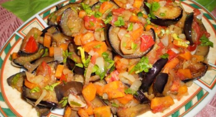 Рецепт найсмачніших тушкованих баклажанів в сметанному соусі – лише свіжі продукти, як з городу Тіни Кароль 