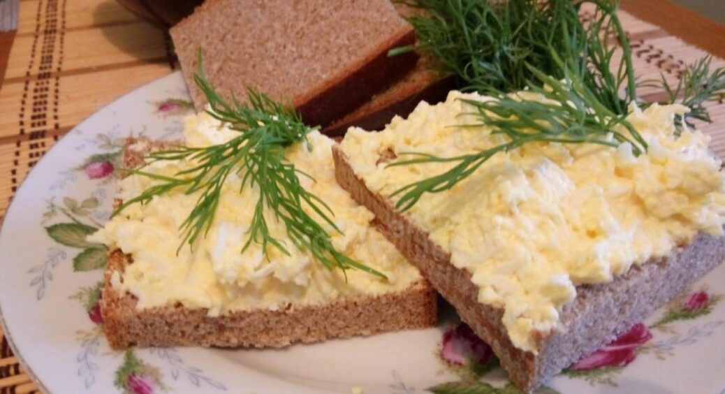 Декілька хвилин – і готово: геніальна намазка із оселедця та плавленого сиру, яка смакує краще за форшмак 