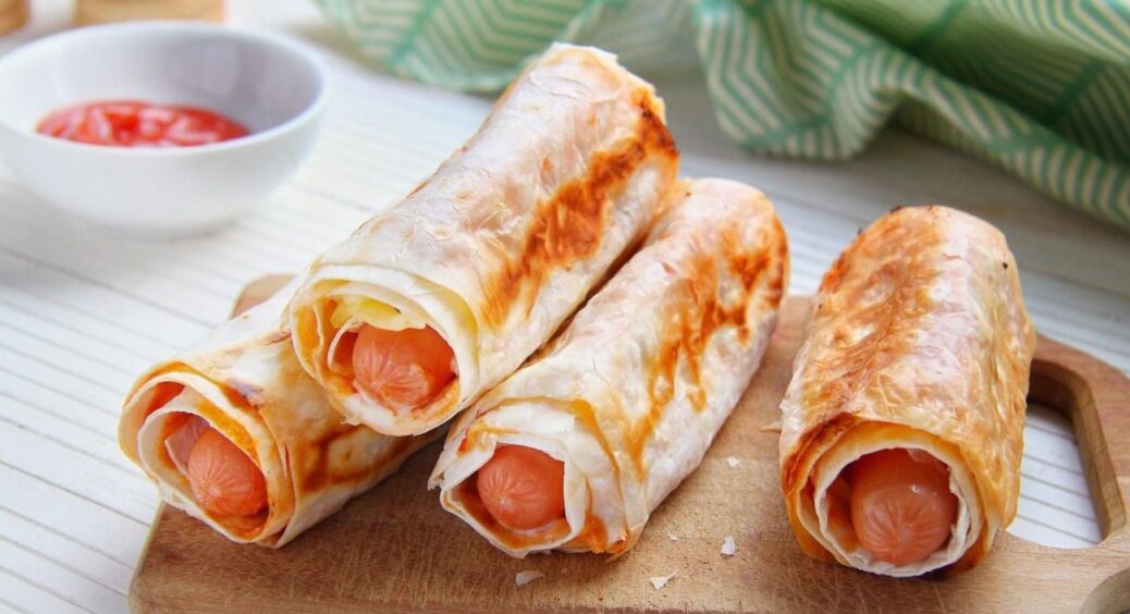 Готуємо швидкий гарячий перекус: рецепт сосиски в лаваші на пательні – заміна традиційній сосисці в тісті 