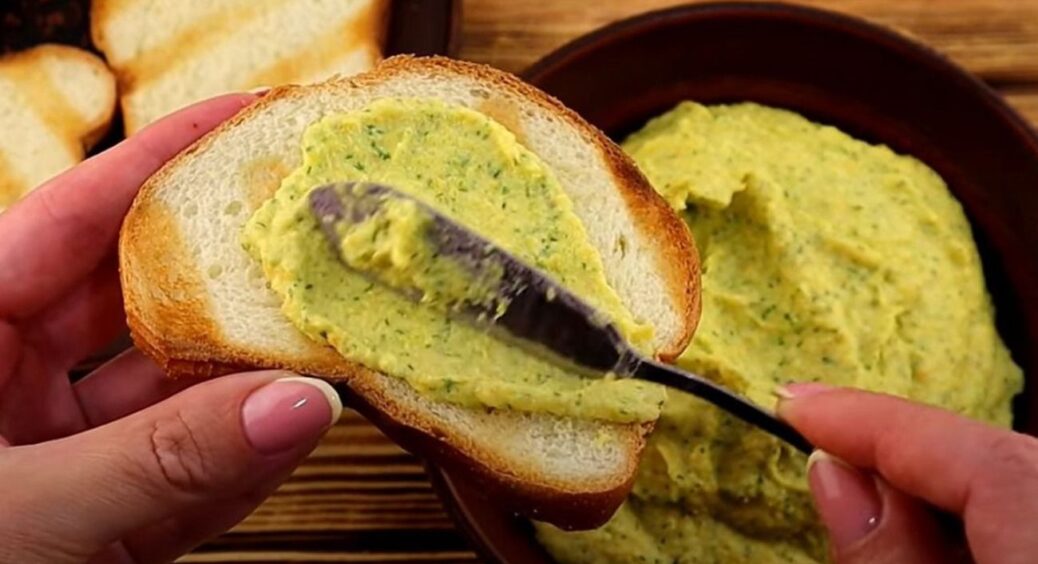 Бутерброди з’їдаються швидше, ніж з ікрою: намазка із 3-х інгредієнтів – змітають зі столу за секунди 