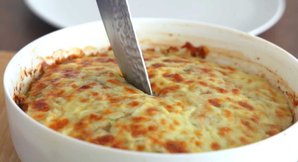 Смакота під рум’яною скоринкою: здивуйте гостей неймовірно апетитною запіканкою з кабачками та томатами 