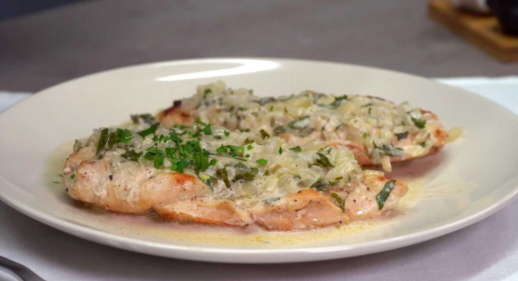 Соковите та ніжне куряче філе в смачному соусі: ідеальна вечеря на сковороді без вмикання духовки 